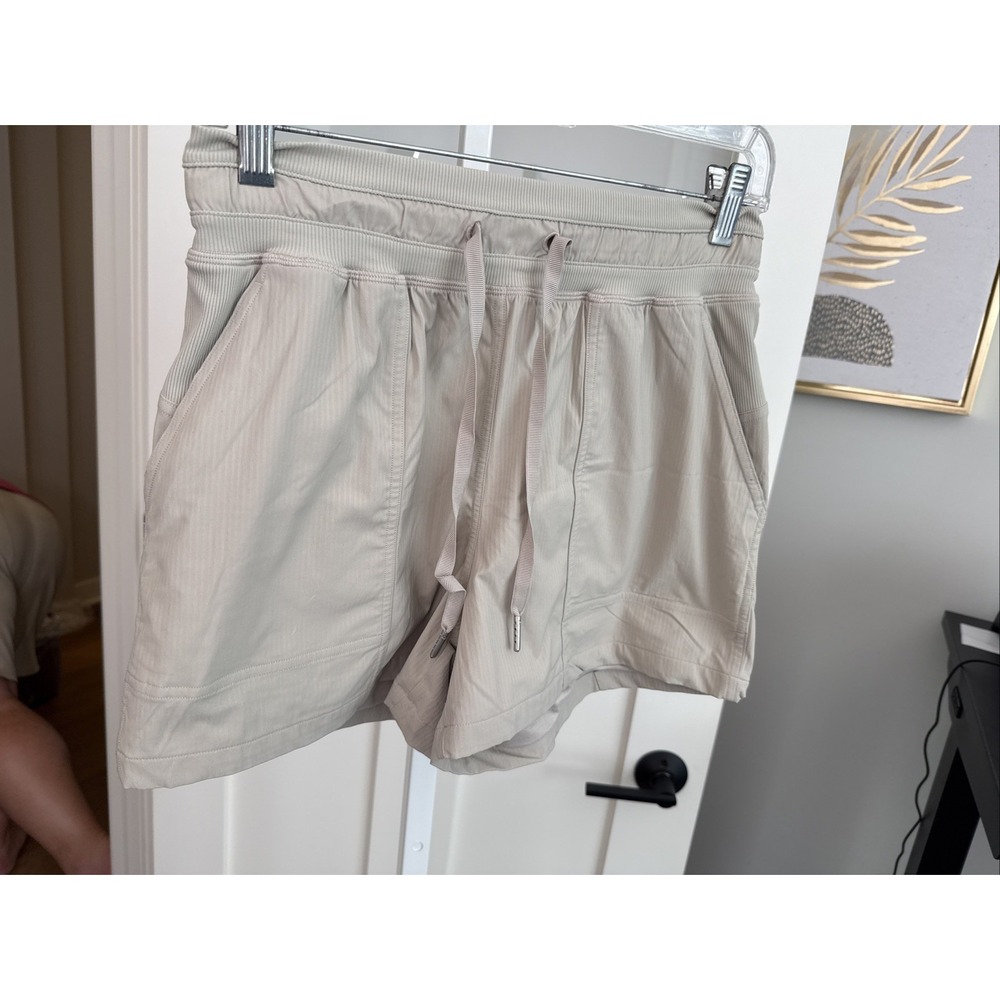 Lululemon Dance Studio Cinchable Waist Shorts Women's Size 4 Tan Beige 3.5"